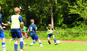 Jeunes garçons jouant au football à Montfermeil