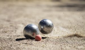 Cochonnet et boules de pétanque