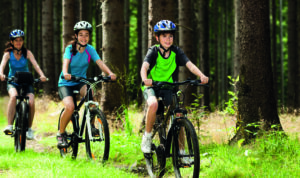 Famille faisant une ballade à vélo dans les bois