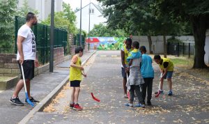 Animation hockey en pied d'immeubles avec les enfants