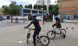 Parcours à vélo en pied d'immeubles avec les enfants