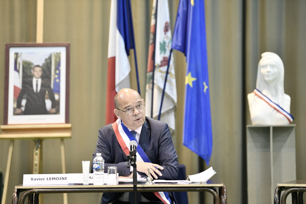 Xavier Lemoine avec un tableau, des drapeaux et un buste de Marianne