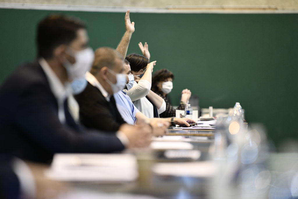 Vote à mains levées lors du conseil municipal