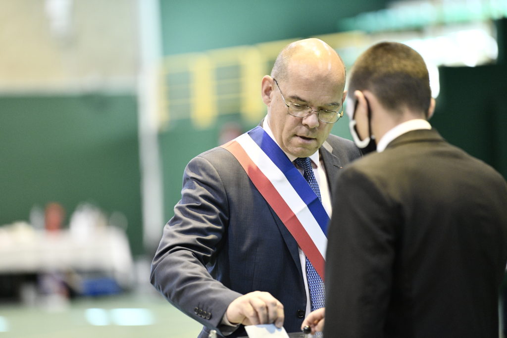 Xavier Lemoine vote lors du comité municipal