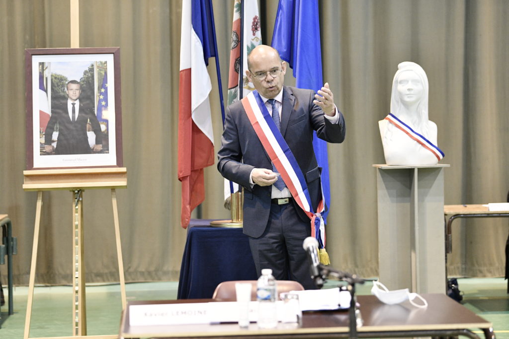 Portrait d'Emmanuel Marcon, Xavier Lemoine et buste de Marianne