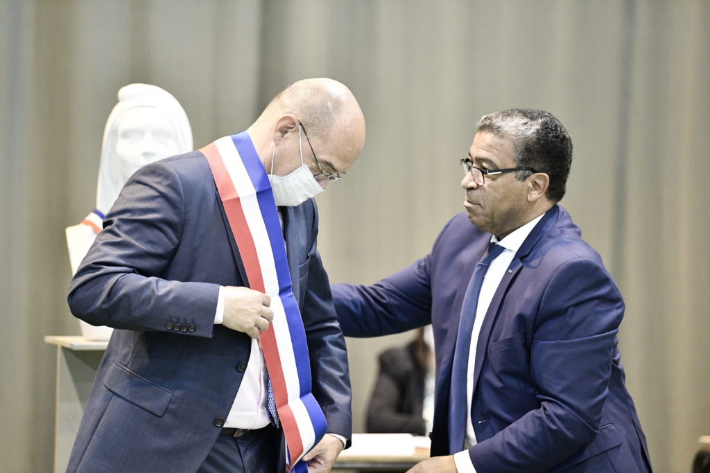 Xavier Lemoine avec l'écharpe tricolore et Gérard Ginac