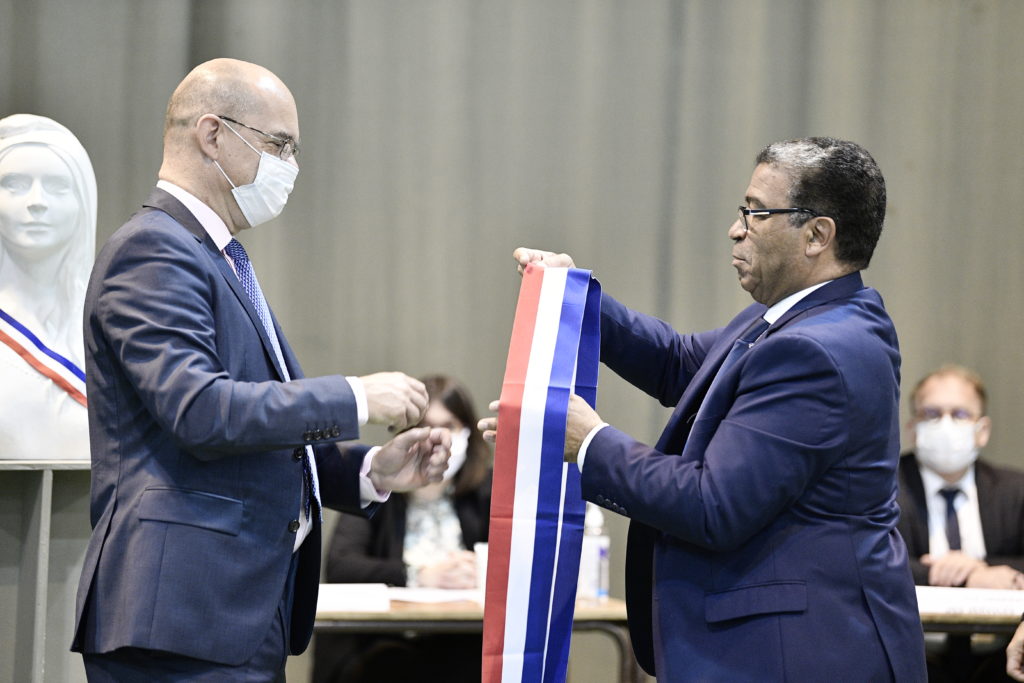 Gérard Ginac tend l'écharpe tricolore à Xavier Lemoine