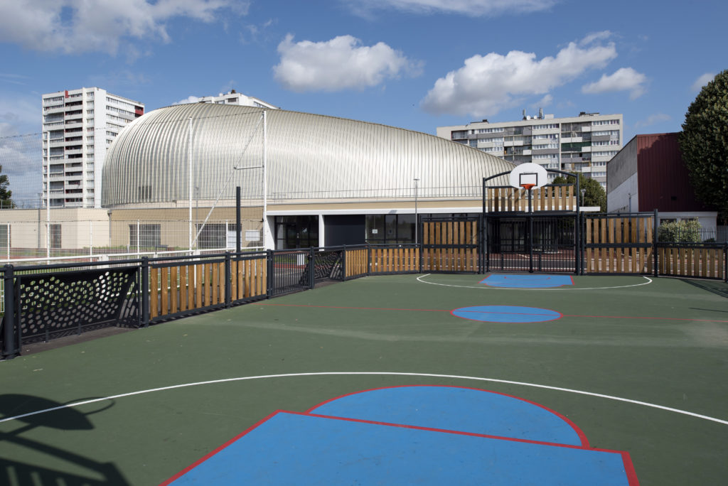 Terrain de basket en plein air au complexe sportif Henri Vidal de Montfermeil