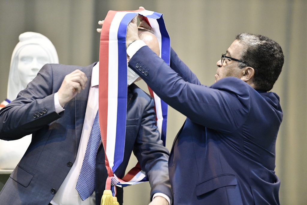 Gérard Ginac remet l'écharpe tricolore à Xavier Lemoine
