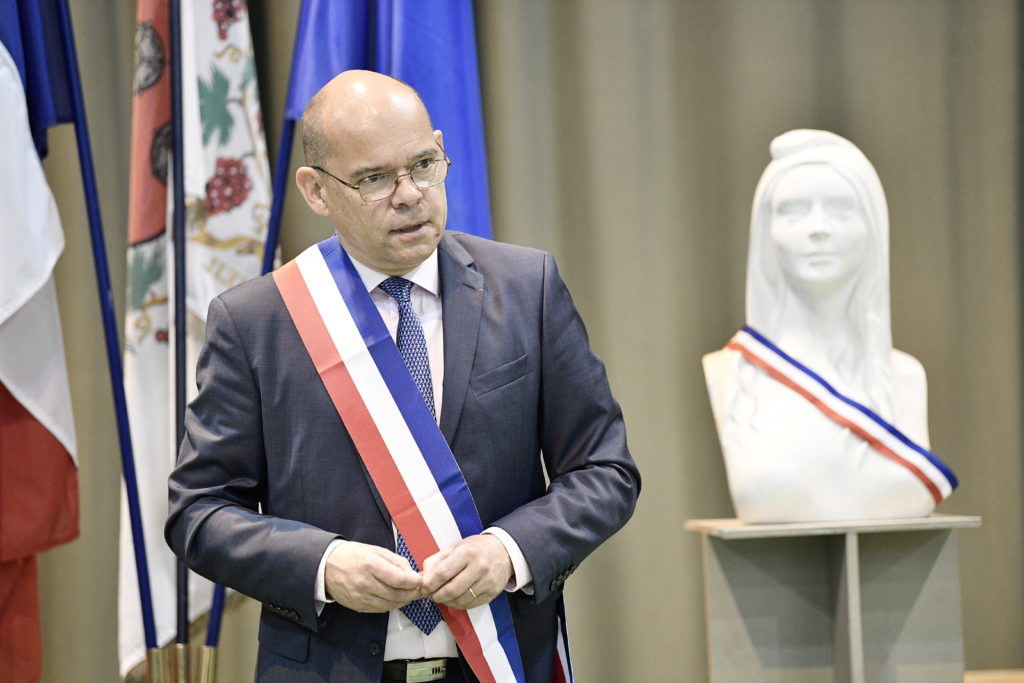 Xavier Lemoine avec l'écharpe tricolore et un buste de Marianne