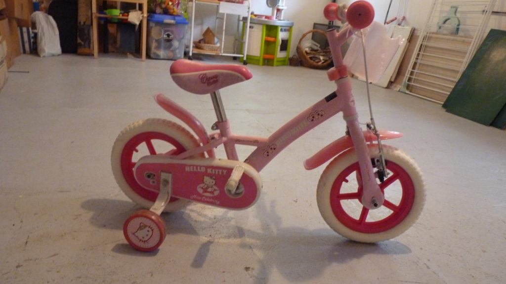 Vélo rose à roulettes pour enfant