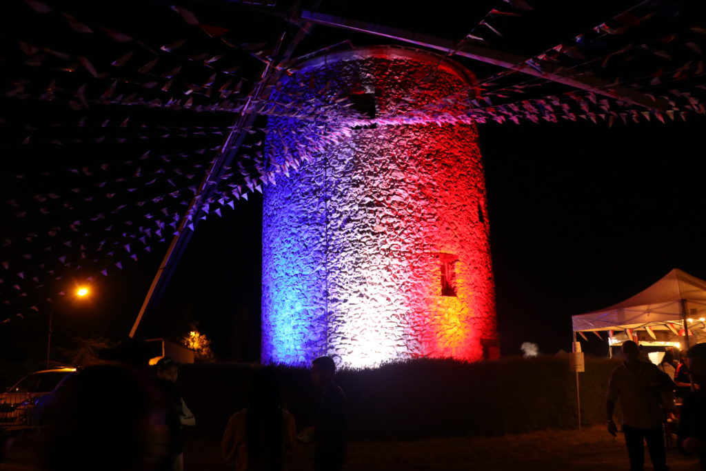 Moulin de nuit illuminé en bel blanc et rouge