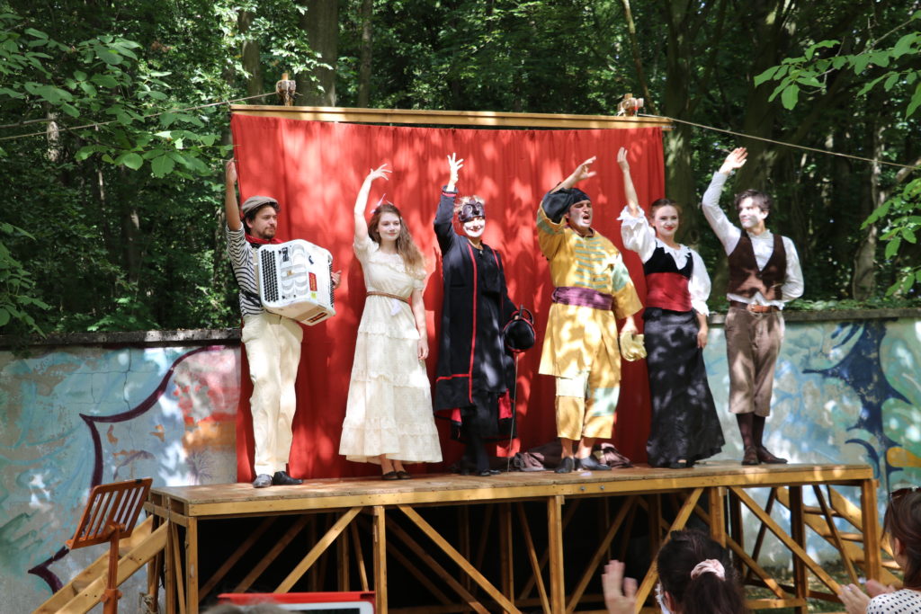 Troupe de théâtre sur scène en plein air pour la "Journée italienne"