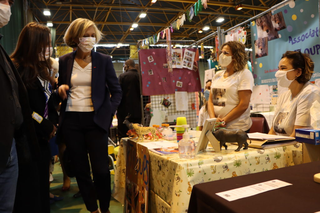 Valérie Pécresse devant le stand de l'association P'tit Loup de Montfermeil