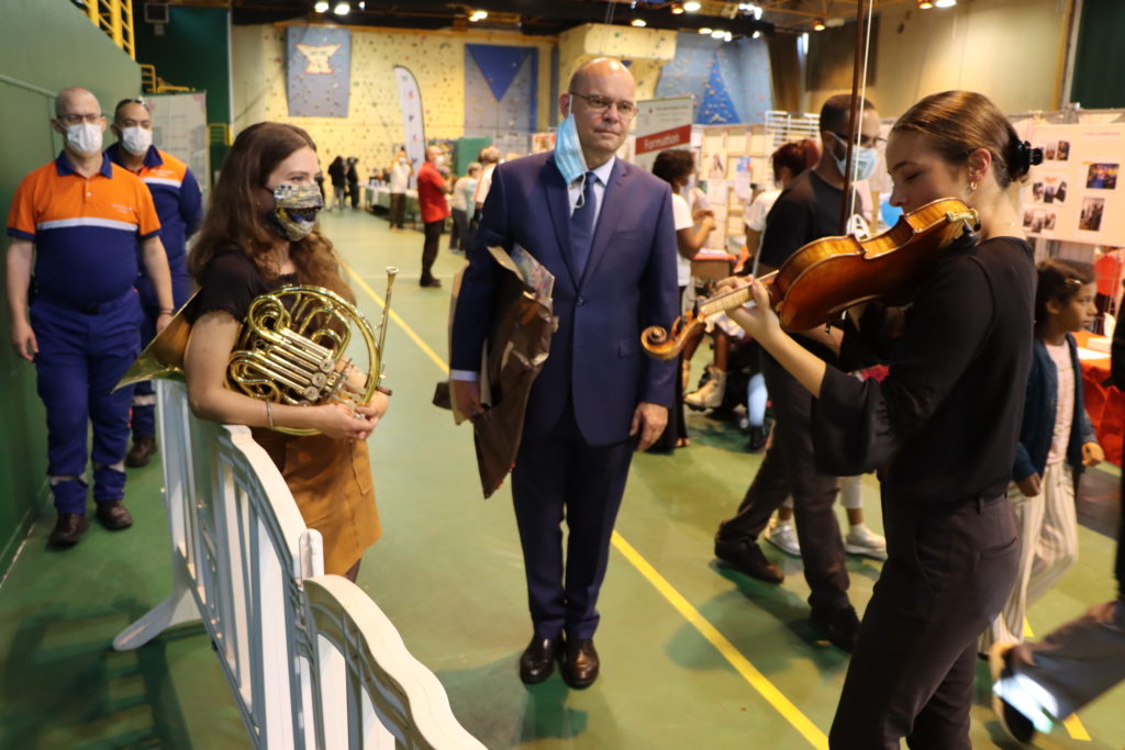 Violoniste au forum des associations de Montfermeil