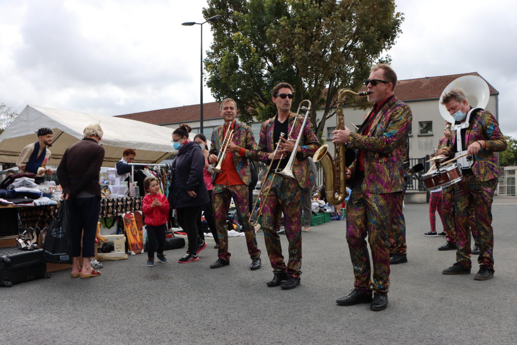 Orchestre de cuivres au vide-greniers de Montfermeil