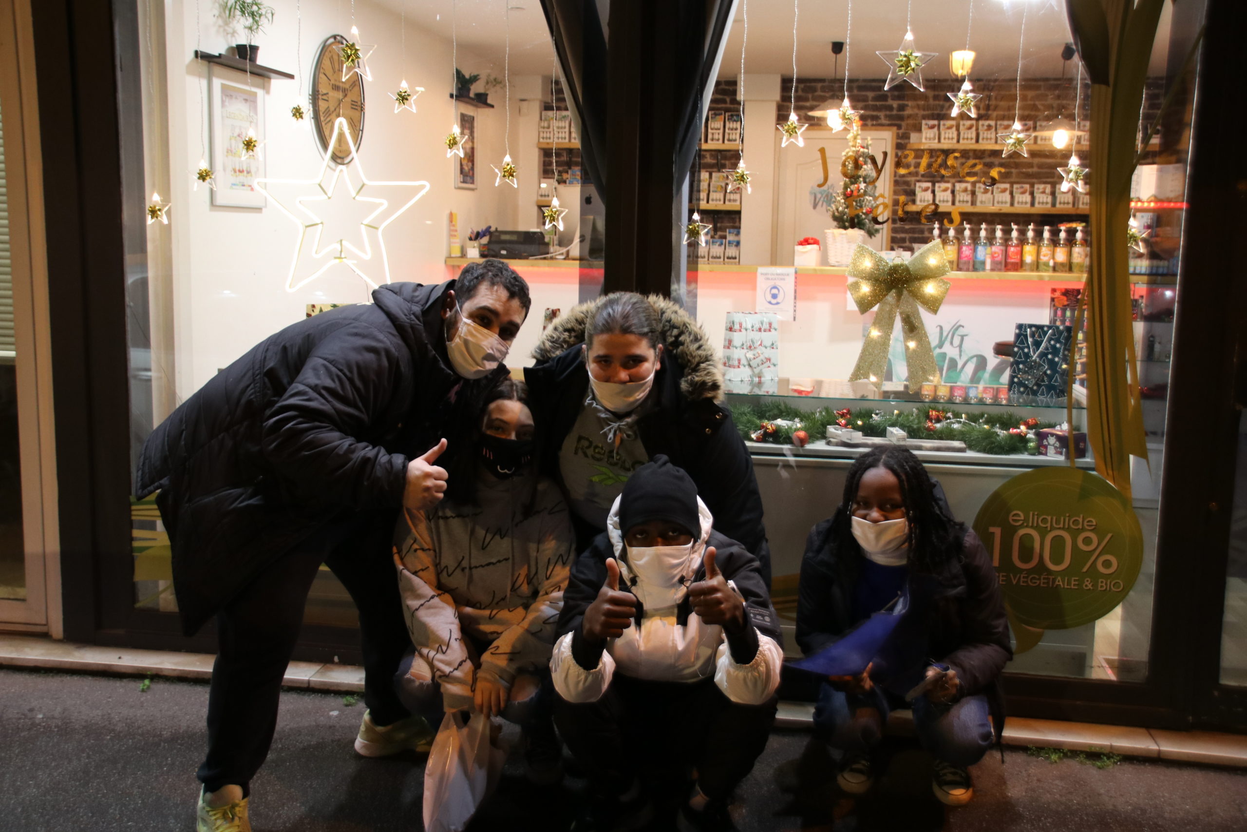 Les jeunes de l’Espace J décorent les vitrines des commerçants