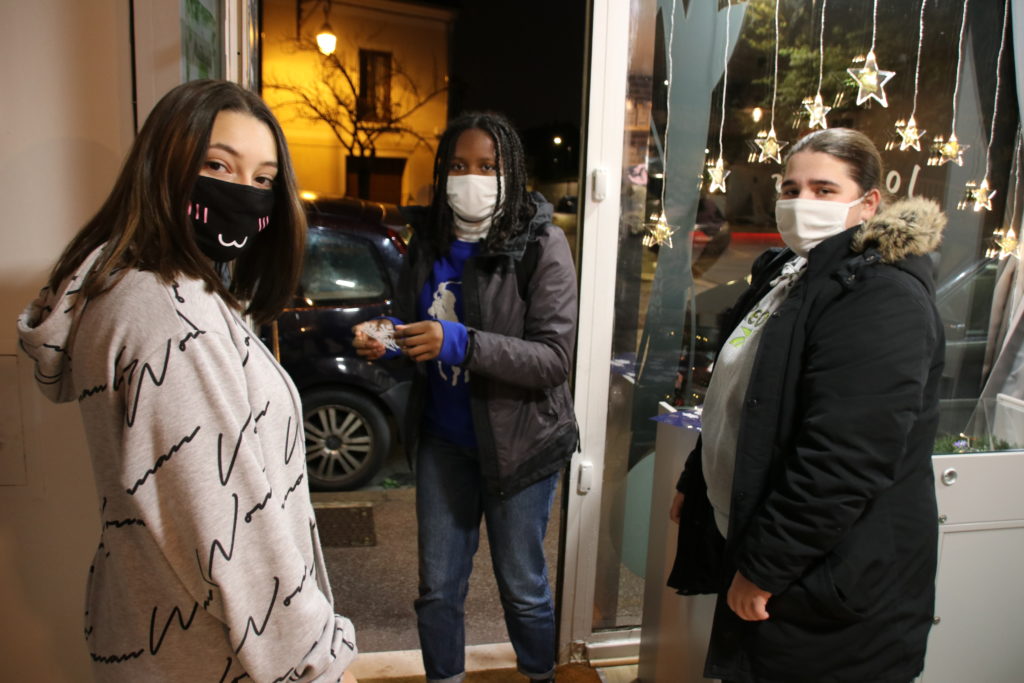 Des jeunes filles de Montfermeil décorent les vitrines des commerçants