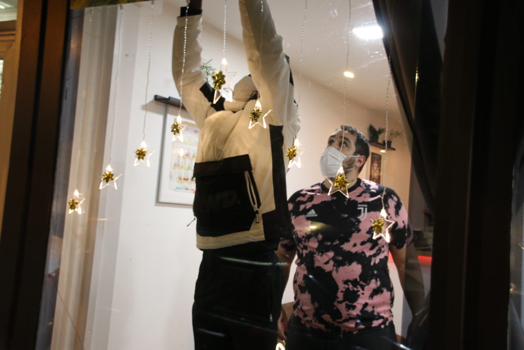 Des jeunes de Montfermeil décorent la vitrine d'un commerçant